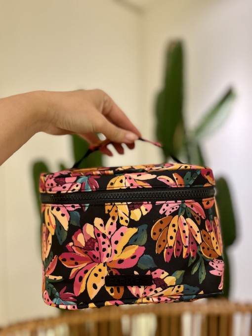 Necessaire Farm Me Leva Flor de Banana